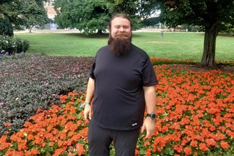 Arbeitslos nach dem Studium: Warum junge Menschen gezwungen werden Chemnitz wieder zu verlassen - Robby Pilz arbeitet aktuell in Teilzeit, sucht jedoch weiter nach einen passenden Job. Er möchte gerne in Chemnitz bleiben.