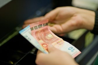 Arbeitslosengeld gibt es künftig an der Supermarktkasse -