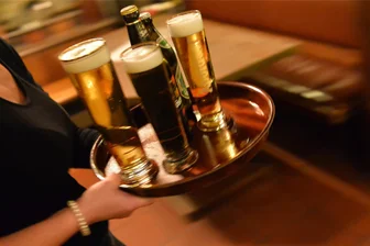 Arbeitslosenquote im Landkreis Zwickau sinkt leicht auf 5,3 Prozent - In vielen Unternehmen, auch in der Gastronomie, herrschen derzeit schwierige wirtschaftliche Bedingungen, so der Zwickauer Arbeitsagenturchef.