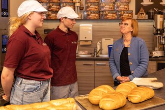 Arbeitslosigkeit im Erzgebirge geht leicht zurück - Agenturchefin Cordula Hartrampf-Hirschberg (r.) hat die Präsentation der neuesten Zahlen mit einem Besuch bei der Bäckerei Roscher verknüpft. Sie kam auch mit den Azubis Cassandra Tröger und Eric Geier ins Gespräch.