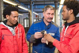 Arbeitsmarkt: Integration der Flüchtlinge wird Jahre dauern - Schweißlehrer Harald Mogel (Mitte) erklärt Awet Afewerki (l.) und Esmael Mahmud, die aus Eritrea nach Dresden geflüchtet sind, das Handwerk.