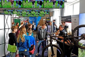 Arbeitsmarktmesse am Sachsenring: Auch in schwierigen Zeiten wird Verstärkung gesucht - Im Pressezentrum des Sachsenrings informieren am Sonnabend Firmen über Ausbildungsmöglichkeiten und Jobperspektiven.