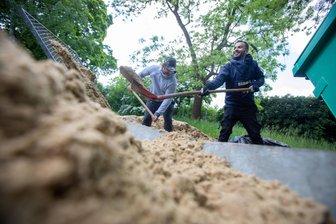 Arbeitspflicht für Asylbewerber: Vogtland-Kreistag erwartet künftig halbjährlich Bericht - Frischen Sand sieben für den Spielplatz – das war 2025 eine „Arbeitsgelegenheit“ in Plauen.