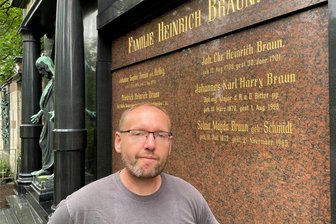 Arbeitsplatz Friedhof Reichenbach: „Das muss man schon wollen“ - Ralf Peisker am Grabmal der Fabrikantenfamilie Braun. Fünf Generationen Braun liegen dort. Darunter auch der Begründer der Dynastie Johann Christian Braun, der im 19. Jahrhundert als Stellmacher und Schmied nach Reichenbach gekommen war.