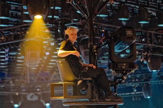 Arbeitsplatz in luftiger Höhe: Warum es einer jungen Irin in der Stadthalle Zwickau besonders gefällt - Sadhbh Bashford Rance sitzt während der Show in der Stadthalle Zwickau oben als Spotlight Operator. Aber sie packt auch mit an beim Aufbau sowie dem Be- und Entladen der Transport-Trucks.