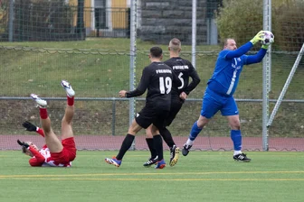Arbeitssieg bei Schneeregen: Annaberger Fußballer schlagen Freiberg und bauen Vorsprung aus - Der Spitzenreiter (mit Devon Klitzke, l.) aus Annaberg tat sich gegen eine gut organisierte BSC-Defensive schwer. Hier entschärfen Justin Börner, Julius Christopher Otto und Robby Thomas eine gefährliche Situation.