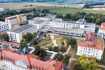 Arbeitsunfall auf Gelände des Heinrich-Braun-Klinikums in Zwickau: Mitarbeiter zieht sich schwere Verletzungen zu - Auf dem HBK-Gelände in Zwickau gab es einen Arbeitsunfall. Der Mitarbeiter einer Dienstleistungsfirma erlitt schwere Verletzungen.