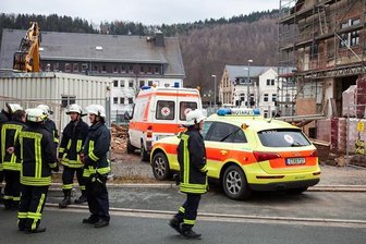 Arbeitsunfall: Baggerfahrer verschüttet und eingeklemmt -