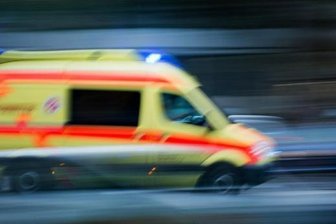 Arbeitsunfall in Cainsdorf: Dachdecker stürzt in die Tiefe -