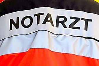 Arbeitsunfall: Mann stürzt bei Sägearbeiten in die Tiefe -