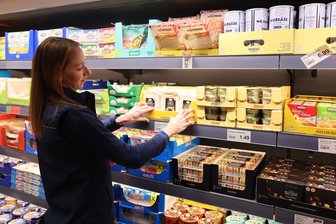 Arcaden-Aldi wird eröffnet: Was daran neu für Zwickau ist - Sindy Männel, Filialleiterin des neuen Aldi-Marktes in den Arcaden, kontrolliert, ob am Kühlregal alles passt. Der Markt in dem Zwickauer Einkaufszentrum ist der zwölfte von Aldi-Nord in einem Shopping-Center.