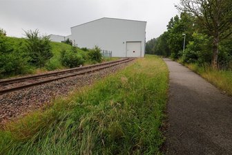 Arcelor: Für Gleisanschluss ist neue Lösung in Sicht - Arcelor-Mittal will den Gleisanschluss kaufen, um die Stahllieferung per Bahn zu sichern. Doch St. Egidien hat der Firma einen Strich durch die Rechnung gemacht, weil man den alten Radweg (rechts) reaktivieren will.