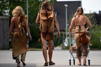 Archäologen proben Steinzeit - aber gejagt wird im Supermarkt -
