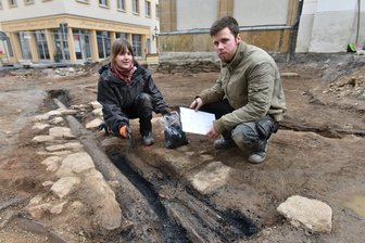 Archäologen machen sensationelle Funde auf dem Buttermarkt - Grabungsarbeiten am Buttermarkt in Freiberg. Im Bild. Linda Geiser, wissenschaftliche Volontärin am Landesamt für Archäologie und Grabungsarbeiter Marcel Burghardt, der seine Doktorarbeit schreibt, beim freilegen einer Frischwasserleitung.