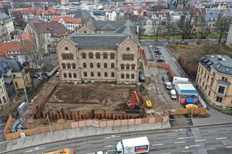 Archäologen wollen Rätsel um mysteriöses Haus hinter dem Zwickauer Amtsgericht lösen - Auf dem Gelände zwischen Amtsgericht und Humboldtstraße soll ein Erweiterungsbau errichtet werden. Zuvor haben Archäologen den Untergrund untersucht. Sie sind unter anderem auf ein unbekanntes Haus gestoßen.