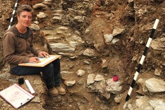 Archäologin findet auf Hoheneck ein Stück geheimnisvolle Mauer - Sonja Matson, Archäologin vom Landesamt für Archäologie Dresden, hat nahe der Burg Hoheneck eine Mauer mit Ecke (auf dem Foto rechts unten) freigelegt. "Das ist eine echte Überraschung", so die Expertin.