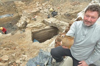 Archäologische Funde in Freiberg öffnen Fenster zur Geschichte - An der Brennhausgasse 8 in Freiberg laufen Grabungen, hier Grabungsleiter Silvio Bock mit einem Dreibeintopf aus dem 17. Jahrhundert.