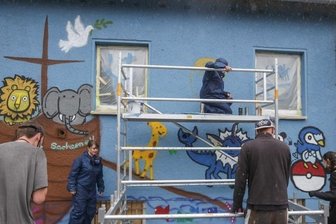 Arche und Pokémon-Figuren zieren bisher triste Fassade - Zeitweise waren die jungen Leute nur schwer von der Wand wegzubekommen, berichtete der Leiter des Workshops.