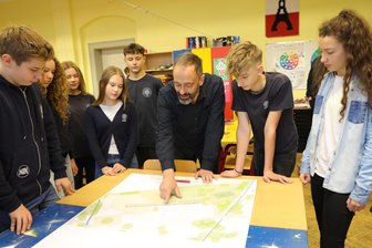 Architektur macht Schule: Wie sich Jugendliche aus dem Erzgebirge einen Platz zum Wohlfühlen vorstellen - Architekt Christian Ahner (Mitte) begleitet die Klasse 8 g im Projekt „Architektur macht Schule“, das von der Leader-Region „Tor zum Erzgebirge“ gefördert wird.
