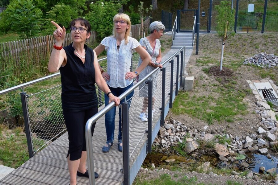 Architekturtag ermöglicht seltene Einblicke in vogtländische Gebäude - Die Architektinnen Sylvia Staudte und Nadine Bronsert mit Bürgermeisterin Marion Dick (von links).
