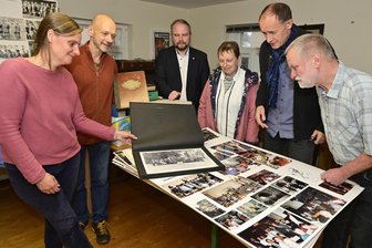 Archiv des Verbandes Deutscher Geigenbauer zieht ins Vogtland - Museumsmitarbeiterin Friederike Philipson-Stöckel, VDG-Vorstandsmitglied Markus Lage, Museumsleiter Kim Grote, Heidrun Eichler, Enrico Weller und Innungsobermeister Udo Kretzschmann (von links).