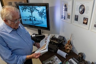 Archiv-Schau widmet sich Zeit des Nationalsozialismus in Treuen - Der Ellefelder Horst Teichmann gehörte zu den ersten Besuchern, die sich die neue Jahresausstellung "Treuen in der NS-Zeit" im Stadtarchiv angeschaut haben. 