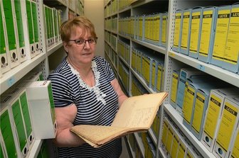 Archiv und Museum in Auerbach bald unter neuer Leitung - Regina Meier zwischen Rollschränken im Stadtarchiv, das sie seit 2009 geleitet hat.