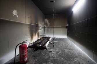 ARD-Bericht: Asylbewerber Oury Jalloh wurde vermutlich in Dessauer Polizeizelle umgebracht - Schmiedeberg im Osterzgebirge am 18. August 2016: In diesem Raum wurde der Feuertod des Afrikaners Oury Jalloh nachgestellt. Der mit Sensoren, Schweinehaut und Fett versehene Dummy ist nach dem Brandversuch noch in Teilen erhalten.