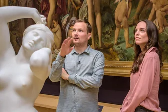 „ARD Kultur“-Wettbewerb für Kreative: Wandel im Reel-Format zeigen - Die Show „Ich sehe was, was du nicht siehst“ mit Jakob Schwerdtfeger (im Bild mit Gianna Bacio in der Hamburger Kunsthalle) wurde zwar ausgezeichnet, brachte es aber dennoch nur auf drei Ausgaben.