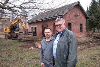 Areal am Bahnhof Geringswalde wird urbar gemacht - Hendrik Fischer (l.) und Günter Busch freuen sich, wieder einen Punkt auf der Liste dessen, was am Bahnhof gemacht werden soll, abhaken zu können.