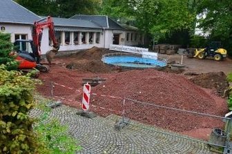 Areal am Parkcafé wird umgestaltet - Die Fläche vor der Gaststätte im Stadtpark Hainichen wird derzeit neu gestaltet. 