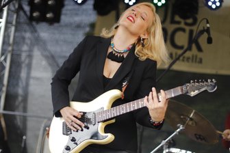 Argentinische Blues-Queen kommt nach Lichtentanne: Was am Wochenende in Westsachsen los ist - Vanesa Harbek stammt aus Buenos Aires. Sie hat deutsche und jugoslawische Großeltern. Mit 11 hörte sie zum ersten Mal Eric Clapton, danach war es um sie geschehen. Am Samstag spielt sie in Lichtentanne.