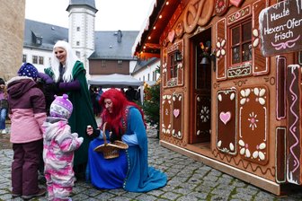 Arielle und Co. verleihen Zschopauer Schlossweihnacht einen besonderen Reiz - Im Hof von Schloss Wildeck sorgen Meerhexe Ursula und Meerjungfrau Arielle für märchenhaftes Flair.