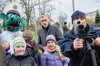 Armin Schuster seit einem Jahr im Amt: Konnte er aufräumen in Sachsens Innenministerium? - Mit Polizei-Maskottchen Poldi und Schulkindern begleitet Armin Schuster seine Polizeibeamten bei der Aktion "Blitz für Kids" in Chemnitz-Rabenstein.