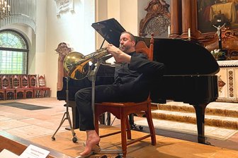 Armloser Star-Hornist Felix Klieser beim Augustusburger Musiksommer: Der Virtuose lässt sich nicht behindern! - Felix Klieser live in der Stadtkirche Augustusburg.