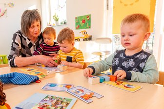 „Armutszeugnis für so ein reiches Land“: Eltern in Pockau-Lengefeld müssen für Kitaplatz deutlich mehr zahlen - Die Betreuung in den fünf Kitas in Pockau-Lengefeld wird teurer. Der Beschluss trifft auch die Eltern von Oskar, Valentin und Taylor (v. r.) – im Bild mit Erzieherin Silke Richter – die in der Krippe der Kita Regenbogen in Wernsdorf betreut werden.