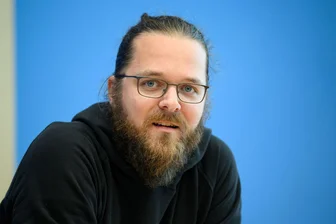 Arne Semsrott soll doch in Magdeburger Stadtbibliothek lesen - "Gegenmacht – Die Zivilgesellschaft schlägt zurück" ist nicht das erste Buch von Semsrott. (Archivbild)