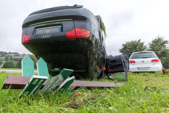 Arnsfeld: Audi überschlägt sich und landet auf Dach - Ein Audi und ein VW stießen am Freitag in Arnsfeld zusammen.