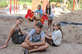 Arras bei Geringswalde: Heimatverein erneuert Kita-Spielplatz - Vivien, Niklas, Daniel, Feenia und Lana (v. l.) fiebern der Fertigstellung entgegen.