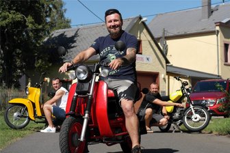 Arras organisiert erstes Simson-Treffen - Michael Schart ist Fan der Mopeds aus Suhl. Im Hintergrund: Michael Heinitz (l.) und Danny Schneider.