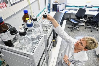 Arsen, Mangan, Aluminium und Co: Was Trinkwasser im Erzgebirge alles enthalten kann - Chemikerin Annegret Tischendorf untersucht im Labor der Südsachsen Wasser GmbH in Chemnitz Trinkwasser auf Spurenstoffe.