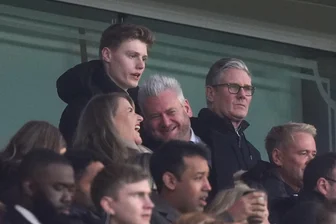 Arsenal-Fans strömen zu Parade - Starmer tröstet das Team - Der britische Premierminister Keir Starmer (r) ist selbst Arsenal-Fan. (Archivbild)