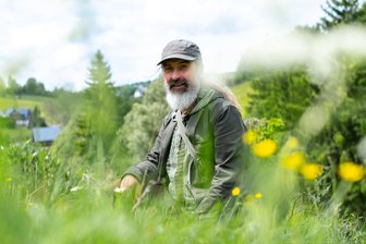 Artensterben vom Erzgebirge bis nach Rochlitz: Warum mit Insekten und Pflanzen auch ein Stück Heimat verschwindet - Kay Meister ist Naturschützer und freier Biologe im Erzgebirge. Er beobachtet, wie Bergwiesen immer weiter aussterben.