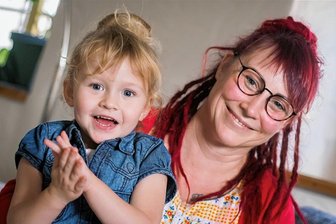 Kristina Franzke mit ihrer Tochter Eleanor. Die Vierjährige leidet an einem seltenen, angeborenen Gendefekt. Ein Assistenzhund könnte helfen, den Alltag einfacher zu meistern. 