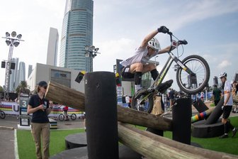 Artisten auf dem Fahrrad zeigen im Erzgebirge ihr Können - Ben Roder, hier bei der WM im vergangenen Dezember in Dubai, gehört bei seinem Heimrennen zu den Favoriten.