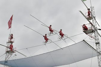Artisten im Himmel über Mülsen: Hochseilshow als Höhepunkt der Jubiläumsfeier - Auf dem Fahrrad, und das auf zwei Ebenen: Die Geschwister Weisheit kann in der Höhe nichts aus der Ruhe bringen.