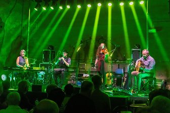 Artmontan: Bands spielen vor ausverkauftem Haus im Erzgebirge - Die Band Cara besteht seit mehr als 20 Jahren und hat sich laut Veranstalter einen ausgezeichneten Ruf erspielt.