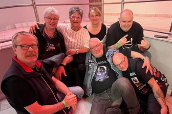 Artrock-Festival in Reichenbach: Wo sich Freunde Jahr für Jahr wiedersehen - Freuen sich jedes Jahr auf Artrock-Festival: Fans, deren Wurzeln von Aarberg in der Schweiz über Stuttgart bis nach Dresden reichen.