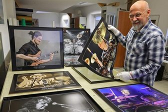 Artrock-Festival: Konzertfotograf zeigt seine Stars - Andreas Tittmann bereitet seine neue Ausstellung für das Neuberinhaus in Reichenbach vor. Die Eröffnung soll nächstes Wochenende zum Artrock-Festival 2022 sein.