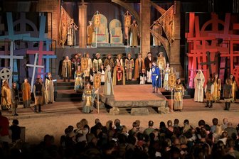 Artus-Musical in Zwickau: Publikum ist völlig aus dem Häuschen - Zahlreiche Kreuze und ein großer Stein als zentraler Spielort - so präsentierte sich das Bühnenbild.